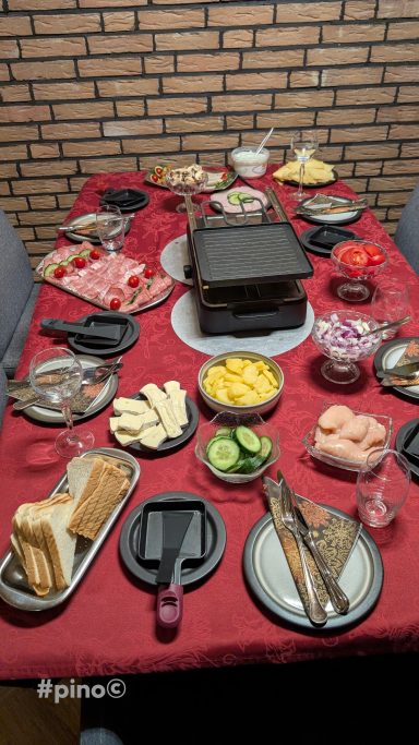 Ein reichhaltiges Tischbuffet mit Fleisch, Gemüse, Früchten und Beilagen.