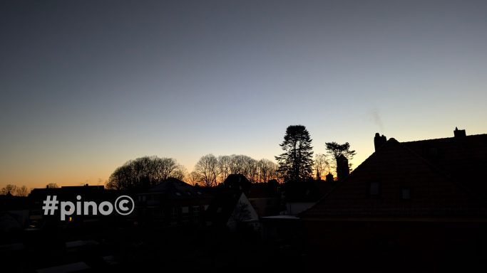 Silhouette von Bäumen und Gebäuden bei Sonnenuntergang mit #pino.