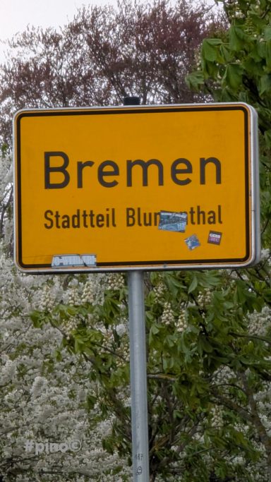 Ortsschild von Bremen, Stadtteil Blumenthal, mit weißer Schrift auf gelbem Hintergrund.