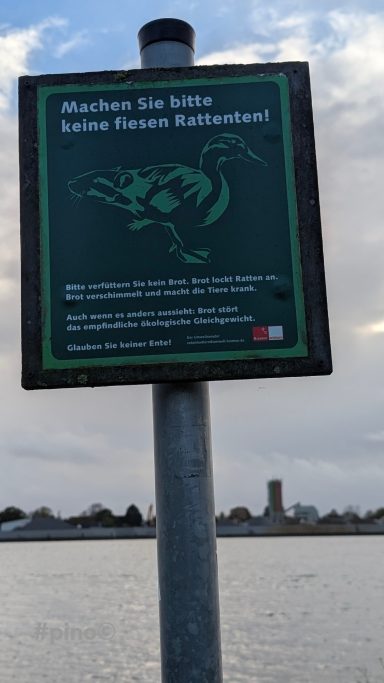 Hinweis auf eine Raststätte mit einer Karte und Informationen zu den Annehmlichkeiten.