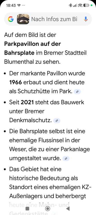 Park mit Schild, das historische Bedeutung der ehemaligen Parkanlage erklärt.
